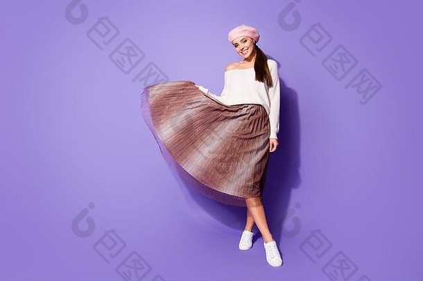 内容的全身照片漂亮的淑女享受自由时间拿着长midi裙穿白色好看的套头衫运动鞋与紫色隔离