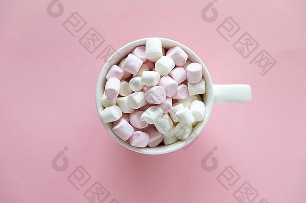 粉红色的白色迷你棉花糖杯热巧克力粉红色的背景免费的空间文本