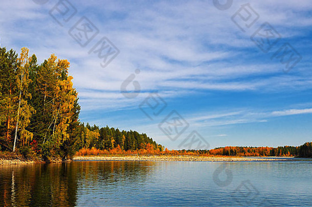 河上的秋天景色。天、林、水