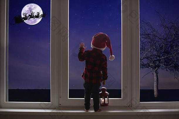 蹒跚学步的孩子站前面大法国门倾斜晚上天空圣诞老人老人持有灯笼