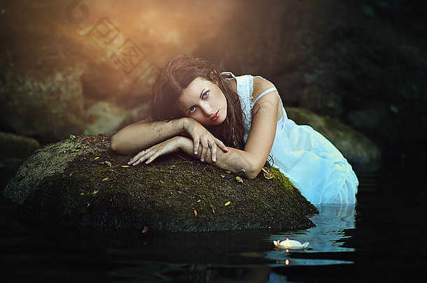 黑暗溪水中的美女肖像。幻想与超现实