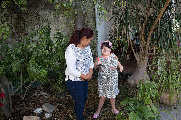 2017年2月22日，安娜·西梅娜·纳瓦罗（右）和她的姑姑加布里拉·里奥斯·巴列斯特罗斯（左）在墨西哥瓜达拉哈拉拍摄。Ximena被诊断为一<strong>名医</strong>生