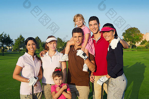高尔夫球集团朋友人孩子们摆姿势站