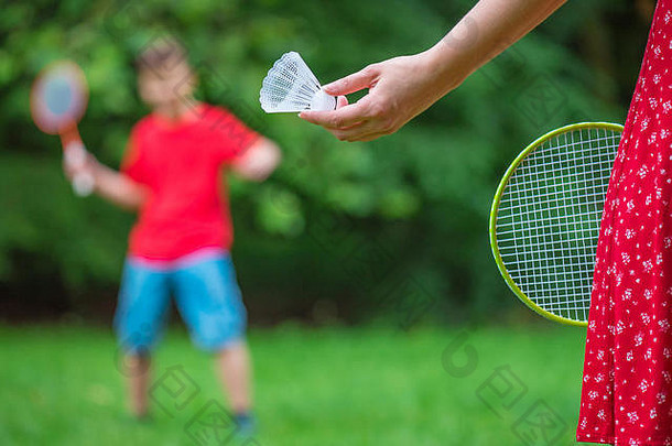 男孩女孩玩羽毛球