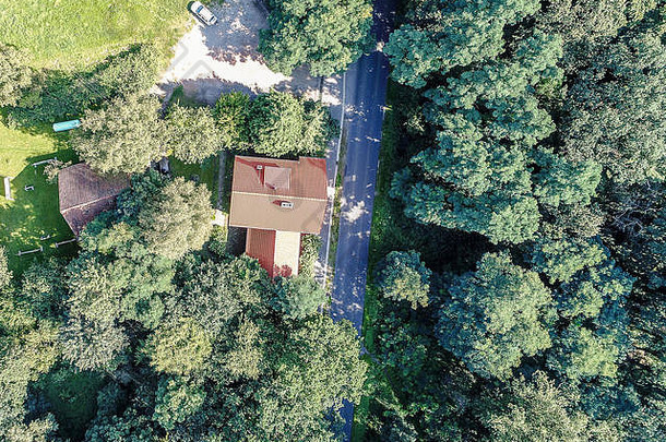 无人机航拍照片，一个新的建筑地块，有单栋房子和花园