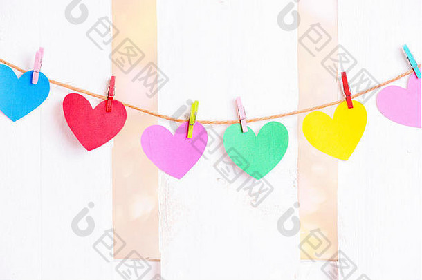 爱概念彩色的纸心系绳木五彩缤纷的剪辑白色木栅栏背景