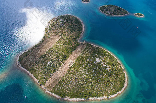 亚得里亚海海岸心形加列斯尼亚克岛鸟瞰图。