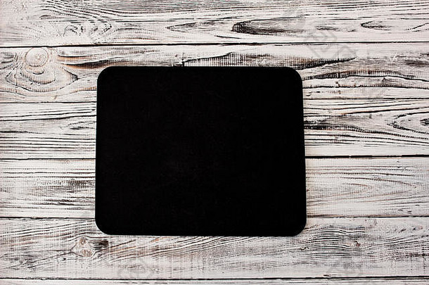 白色木质背景上的黑色电脑地毯