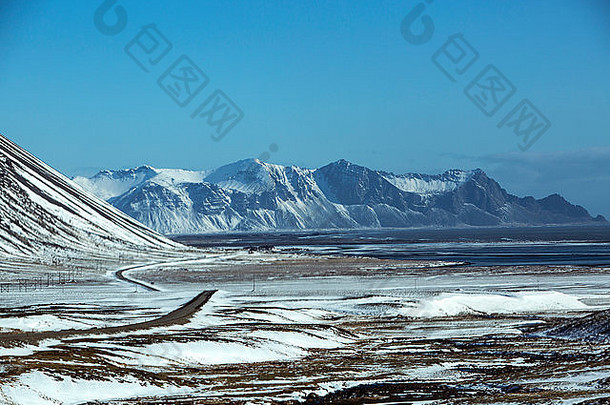 以火山山景观为背景的冰岛<strong>冬季</strong>环路