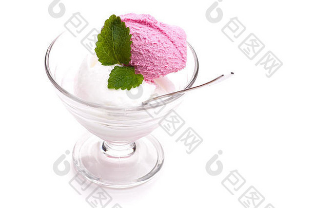冰淇淋圣代：用勺子和薄荷叶将覆盆子和柠檬冰淇淋舀入玻璃杯中