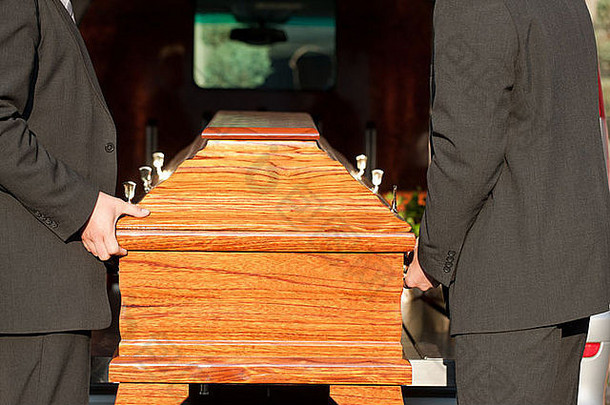 多洛-墓地上带棺材的葬礼，棺材由抬棺人抬着