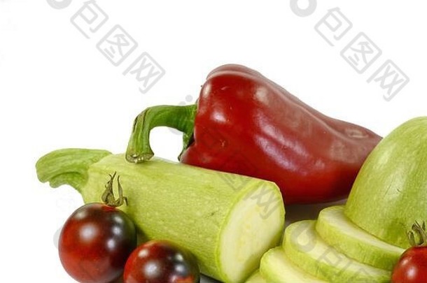 新鲜的绿色西葫芦胡萝卜红色的胡椒孤立的白色背景