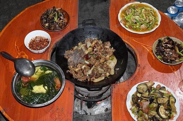 传统的中餐包括许多盘子，里面有不同的美味和五颜六色的食物。中国贵州省的食品。
