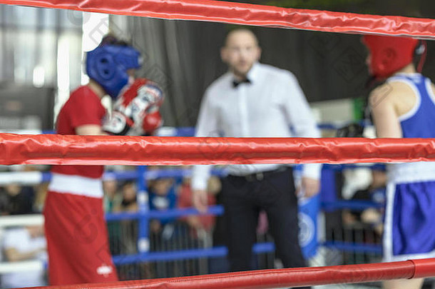 拳击比赛中年轻运动员、拳击手和体育裁判的模糊图像