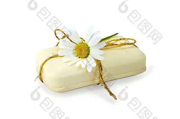 白色肥皂条，用麻绳绑着，白色背景上隔离的雏菊花