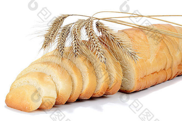 从白色背景上分离出来的<strong>小麦</strong>制成的面包