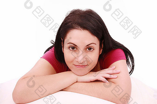 躺在床上的年轻漂亮的黑发女人