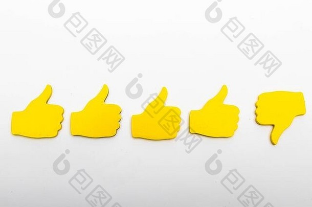 客户反馈概念图显示五只黄色的手在普通背景上分开，分别向上竖起四个大拇指和向下竖起一个大拇指