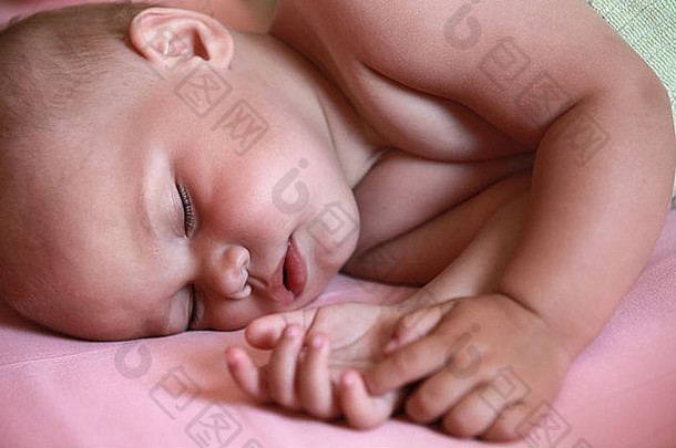 睡觉高加索人婴儿特写镜头肖像