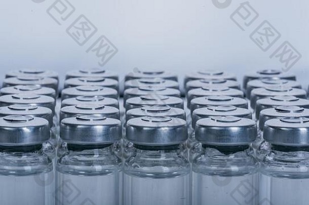 注射用玻璃医用安瓿瓶。该药为干燥的白色药物青霉素粉末或液体，在壶腹中含有一定量的水溶液。闭合。