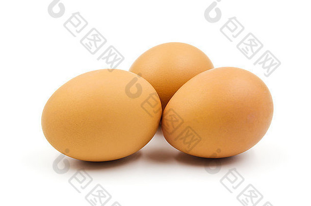 在白色背景上分离的蛋。