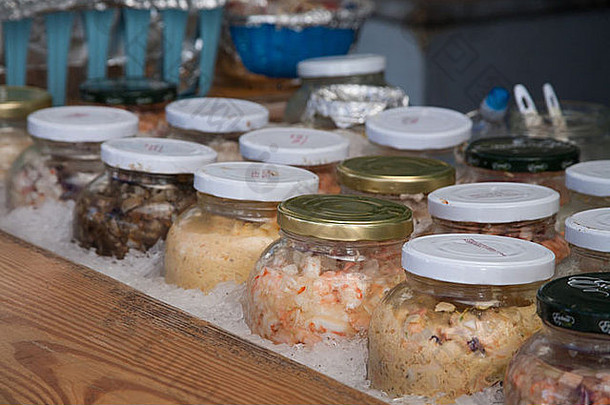 在巴拿马城的鱼市场上，各种各样的罐子里装满了各种各样的切维奇。