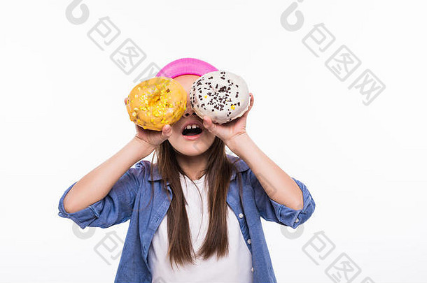 一个女孩儿正在玩两个甜甜圈，上面的甜甜圈就像是在白色背景下微笑的眼睛