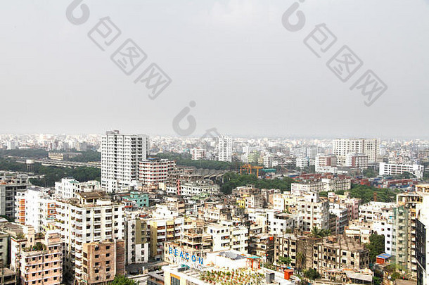 孟加拉国达卡。2018年4月5日达卡市东南部俯瞰图。达卡是孟加拉国的首都，位于孟加拉国中部布里甘加河沿岸。达卡是世界上人口最多的城市之一，被列为世界第九大污染最严重的城市。2016年，大达卡地区的人口