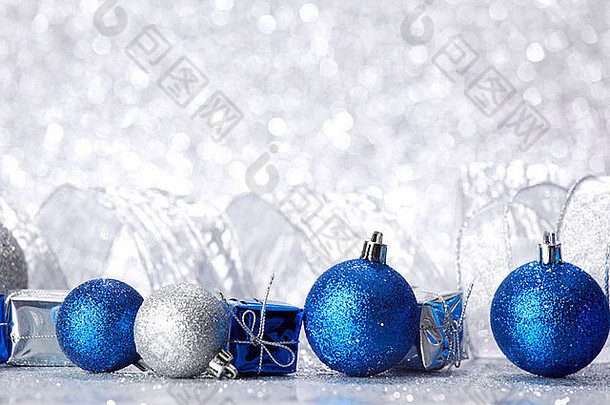 银色闪光背景的圣诞球和礼物