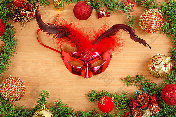 圣诞装饰与枞树和魅力面具化装舞会和庆祝活动在中间和装饰礼品旁边