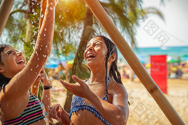 女孩玩户外淋浴朋友有趣的热阳光明媚的一天海滩享受活跃的夏天假期