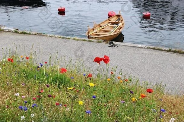 欧洲挪威南部克里斯蒂安桑<strong>东港</strong>的旧木船和鲜花。