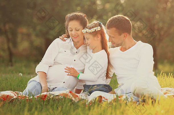 家庭肖像，怀孕的母亲，快乐的父亲和女儿
