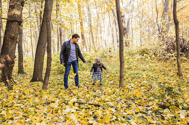 家庭秋天人概念父亲女儿走秋天公园
