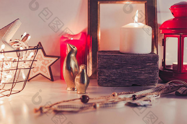 木质质朴的圣诞装饰，在温暖明亮的场景中燃烧着蜡烛和灯光