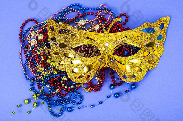 紫罗兰色背景彩色珠子金色狂欢节面具