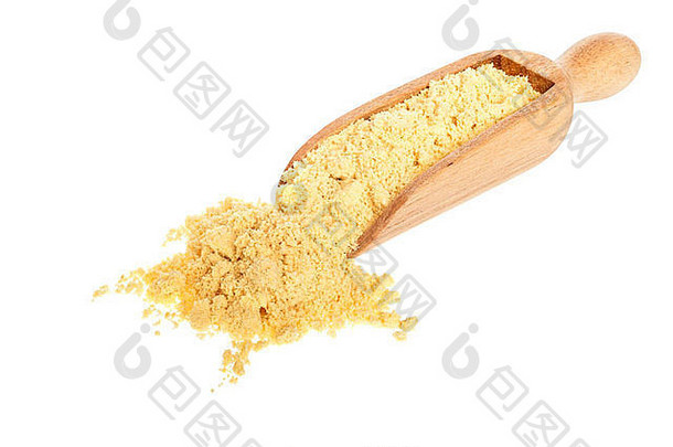 芥末粉-黄色的英国芥末粉从勺子中溢出，背景为白色，前后对焦。
