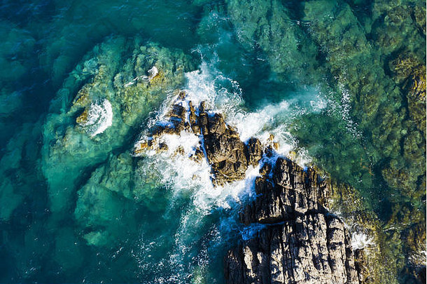 视图惊人的空中视图波崩溃岩石海岸线多风的一天撒丁岛意大利