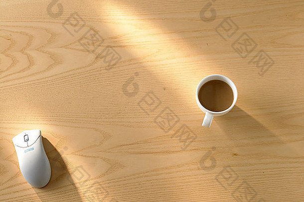 咖啡和老鼠在木桌上