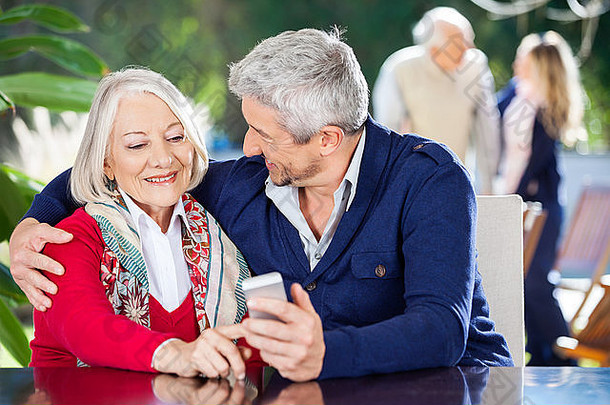 深情的孙子和奶奶使用智能手机
