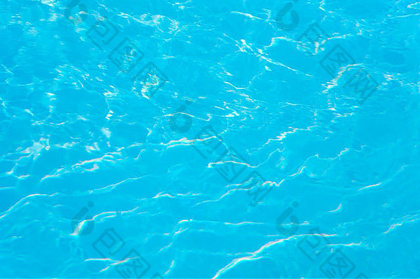 阳光在游泳池水面上的涟漪图案