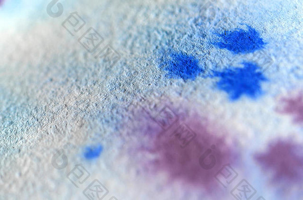 以水彩笔触和蓝色溪流为形式的抽象背景插图。水彩画的微距照片。