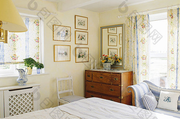 花盲目的窗帘传统的小屋卧室图片古董梳妆台的抽屉里角落里房间