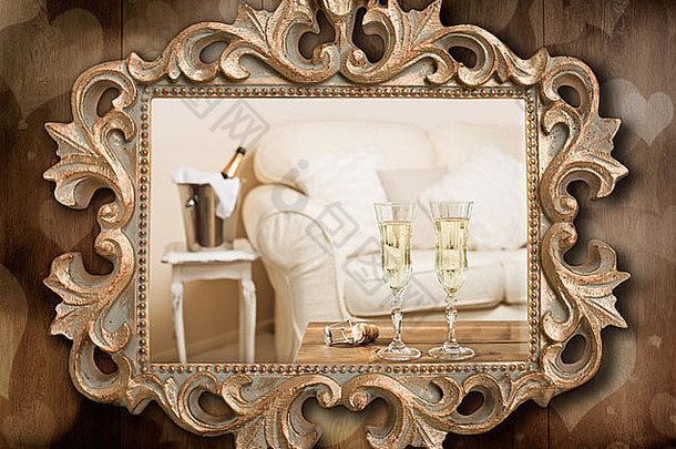 挂在墙上的古色古香的镀金框架里的双人香槟