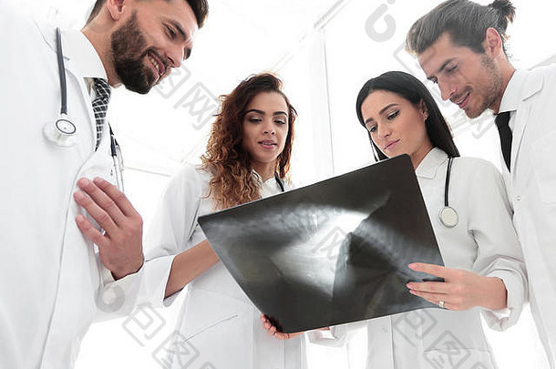 一群医生在讨论x光检查
