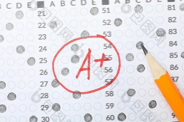 带答案的<strong>考试成绩</strong>表，A级 和铅笔，特写