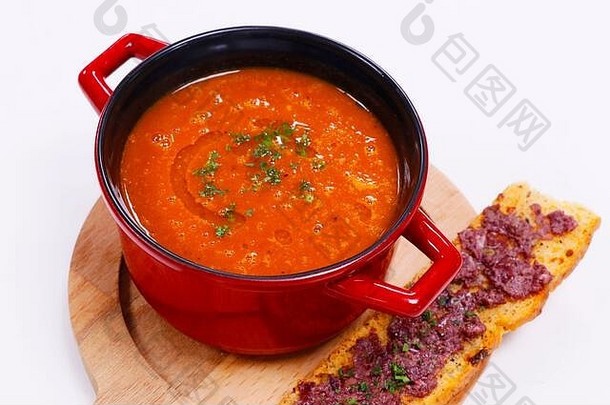 西红柿汤放在热金属碗里，配上脆面包棒