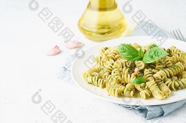 富西利意大利面罗勒香蒜沙司草本植物意大利厨房灰色的石头背景一边视图