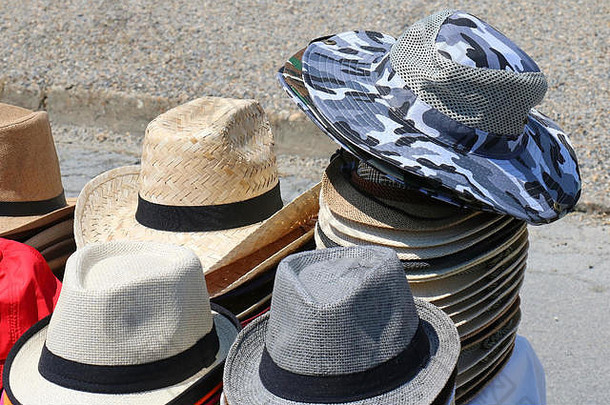 街上市场上出售的一堆男式夏帽