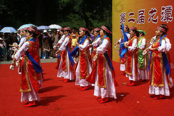 一个蒙古舞蹈团在龙潭路公园表演，龙潭路公园是北京居民周末的休闲胜地。